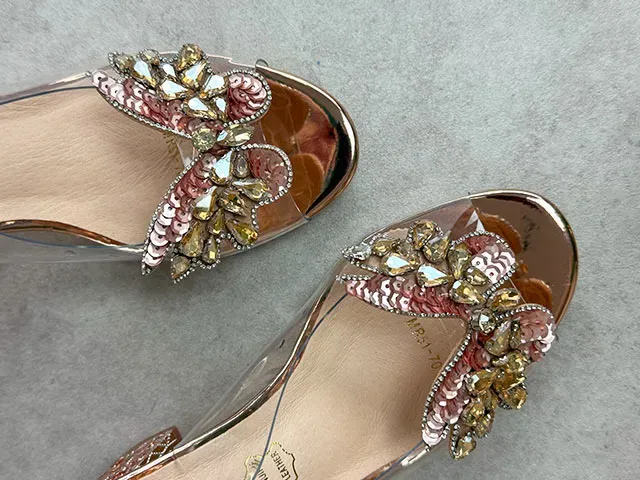 Stylizacje z sandałami na szpilce 