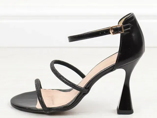 Stylizacje z sandałami na szpilce 