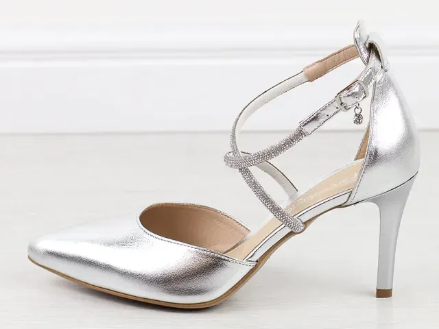 Stylizacje z sandałami na szpilce 