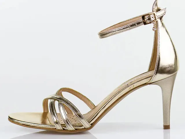 Stylizacje z sandałami na szpilce 