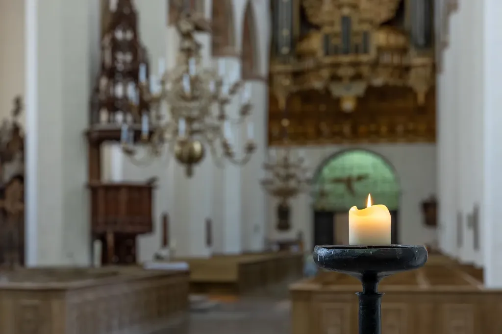 Wyposażenie ołtarza sprzyjające adoracji